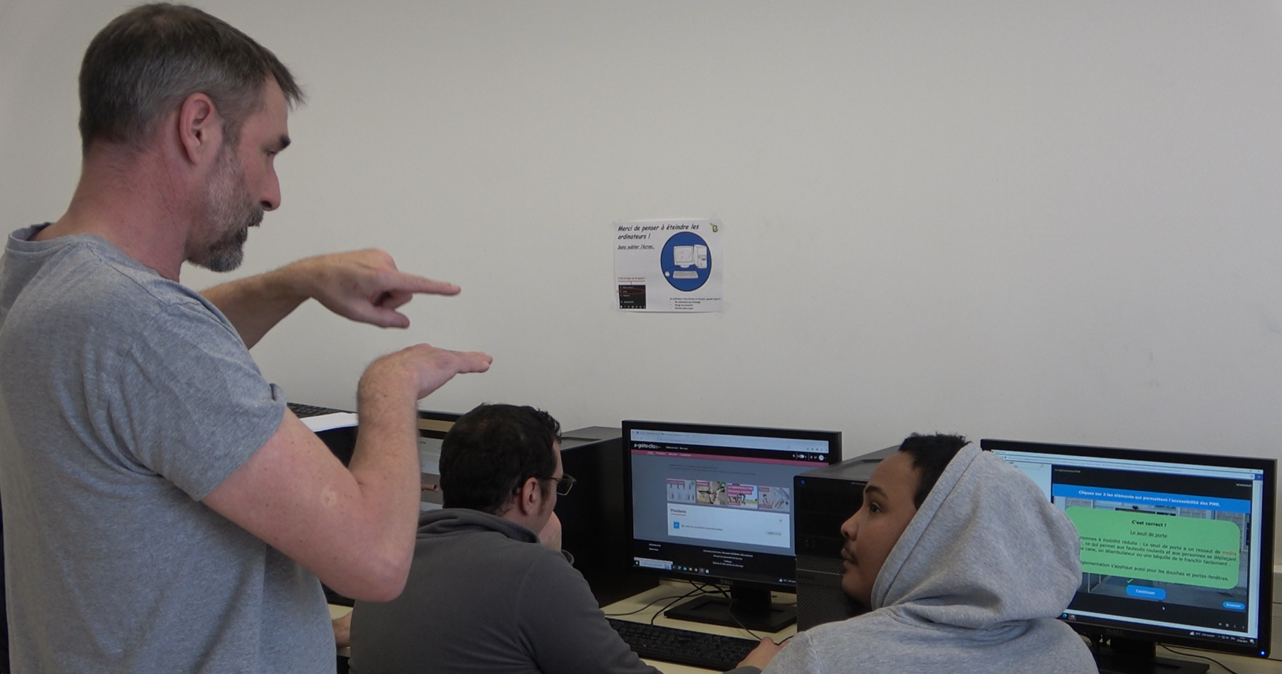 Stéphane Laporte explique quelque chose à son stagiaire devant Moodle.