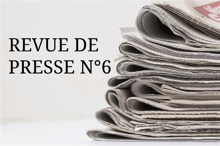 Illustration de journaux papier empilés.